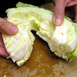 Separate The Top And Bottom Of The Cabbage (26k)