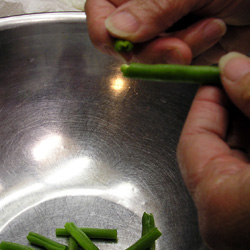 Break Green Beans Into Smaller Pieces (25k)