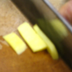 Cut The Ginger Into Slices (9k)