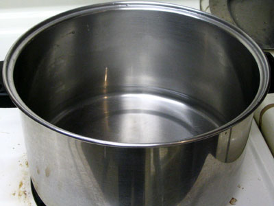 Boil Water In A Pot To Steam The Sugar Snaps.  Pot Filled With 1/4 Inch Water. (21k)